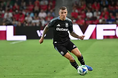 تقارير: لوكاس ديني يوافق على تجديد عقده مع أستون فيلا حتى 2028